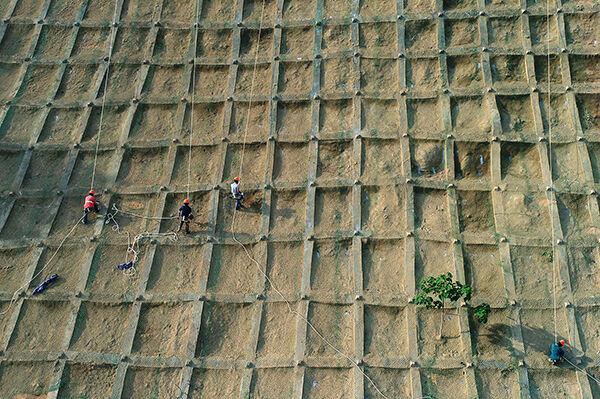 邊坡綠化、礦山復(fù)綠為什么會用到客土噴播機？(圖2)